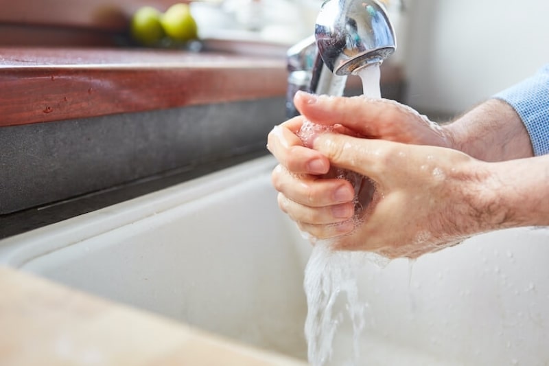 antibacterial wipes vs hand sanitizer